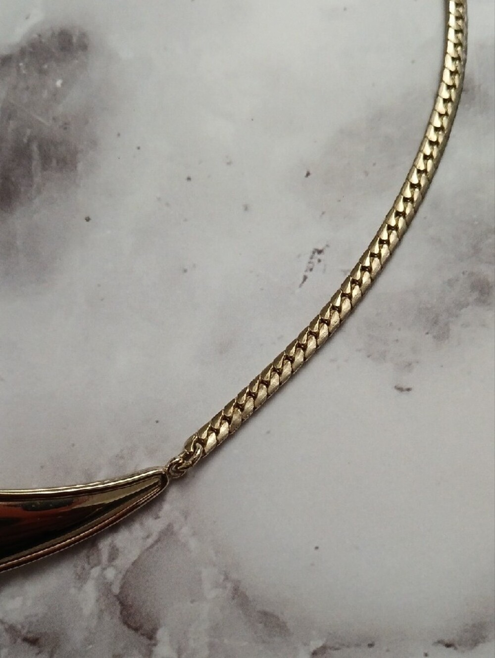 Avon Vintage 1972 Royal Tassel - Gold-Tone Sculpted Wing Tassel Necklace - Picture 4 of 6